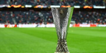 Za finale Sevilla – Roma u Budimpešti – Pehar izložen na Puškaš Areni: Koja zastava BiH se nalazi na trofeju Europa lige?