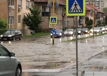 Neriješeni odvodi ponovo na naplatu Tuzlacima: Poplavljene glavne saobraćajnice. Raskrsnica pod vodom