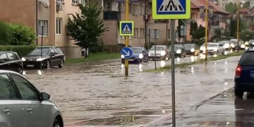 Neriješeni odvodi ponovo na naplatu Tuzlacima: Poplavljene glavne saobraćajnice. Raskrsnica pod vodom