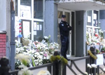 Danas se nastavlja nastava u Osnovnoj školi “Vladislav Ribnikar”, u Beogradu, uz prisustvo šest policajaca u svakoj smjeni, nakon tragedije koja se dogodila 3. maja