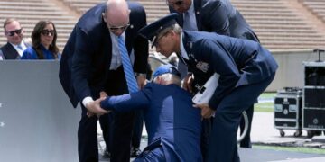 Predsjednik Biden ponovo pao  prilikom svečanosti američkih zračnih snaga (Video)