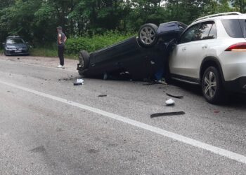 Tragedija na putu Tuzla-Sarajevo: Pet vozila učestvovalo u teškoj saobraćajnoj nesreći s fatalnim ishodom.