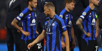 Kako je Džeko podnio poraz u finalu? Kažu da mu pogled sve govori… (VIDEO)