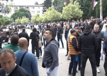 Raste napetost na Kosovu: Srbi se i danas okupili, stigli i vojnici KFOR-a
