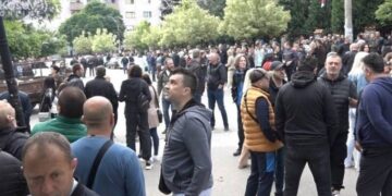 Raste napetost na Kosovu: Srbi se i danas okupili, stigli i vojnici KFOR-a