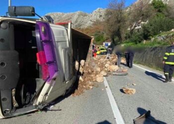 Teška saobraćajna nesreća u Hercegovini, 2 poginulih i 13 povrijeđenih