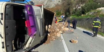 Teška saobraćajna nesreća u Hercegovini, 2 poginulih i 13 povrijeđenih