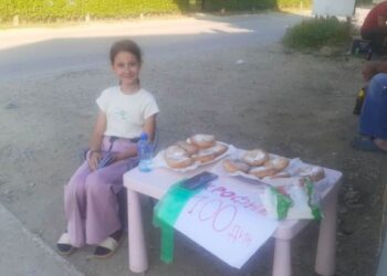 Priča koja je obišla region: Malena Nina koja ima samo 11 godina  prodaje krofne na ulici da pomogne liječenje oca