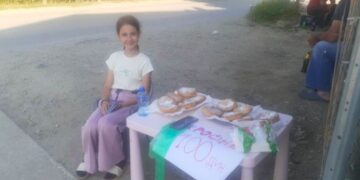 Priča koja je obišla region: Malena Nina koja ima samo 11 godina  prodaje krofne na ulici da pomogne liječenje oca