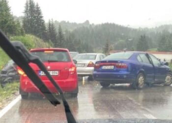 Saobraćajna nesreća na putu Tuzla-Sarajevo kod Bijambara: Pet povrijeđenih, saobraćaj obustavljen