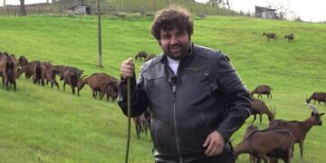 Srbijanski glumac Branko Janković napustio grad: Živi na selu s 1.800 koza (VIDEO)