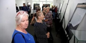 Tuzla: Otvorena putujuća izložba “Priče iz Srebrenice”