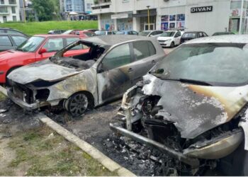 Požar na parkingu u naselju Sjenjak: Oštećena tri automobila