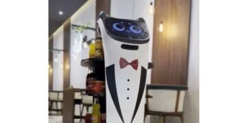 Roboti konobari stigli u BiH, u Derventi već poslužuju goste (VIDEO)