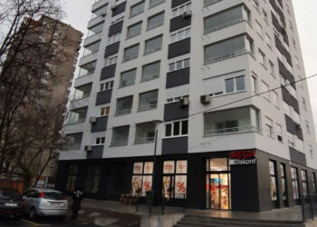 U Tuzli na Slatini, pokušaj pljačke radnice marketa. Dva razbojnika je udarili  drškom pištolja, završila na UKC
