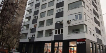 U Tuzli na Slatini, pokušaj pljačke radnice marketa. Dva razbojnika je udarili  drškom pištolja, završila na UKC