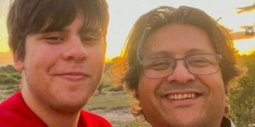 Najbogatiji Pakistanac Šahzada Dawood i njegov sin Suleman (19) poginuli su u podmornici. Sin je bio prestravljen  ali je krenuo za očevu ljubav.