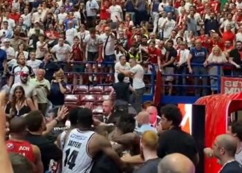Incident na finalu italijanske lige: Miloš Teodosić se potukao sa domaćim navijačima, nastao opšti haos (VIDEO)