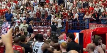 Incident na finalu italijanske lige: Miloš Teodosić se potukao sa domaćim navijačima, nastao opšti haos (VIDEO)