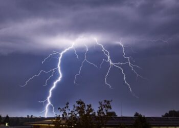 Nevrijeme stiglo u BiH: Banja Luka pod vodom, pola grada bez struje! Očekuje se da zahvati sljedeće gradove.