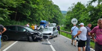 Saobraćajka na putu kod Živinica, sudarili se Seat i Golf