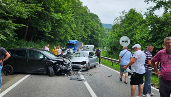 Saobraćajka na putu kod Živinica, sudarili se Seat i Golf