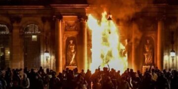 Francuska u haosu: Demonstranti pucaju iz automata, gore stambeni objekti! (VIDEO)