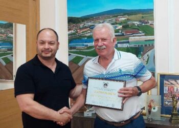 Gračanica: Gradonačelnik Nusret Helić dobio Zlatnu plaketu od Internacionalne romske unije