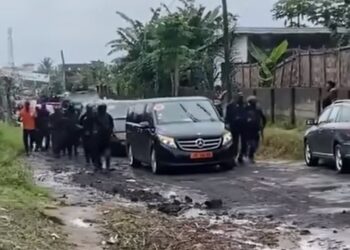 Mbappe u Kamerunu: Fudbalsku zvijezdu osiguravaju ljudi sa dugim cijevima i oklopna vozila! (VIDEO)
