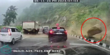 Snimka koja ledi krv u žilama: Od dva automobila u sekundi samo hrpa metala (Video)