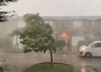 Velika oluja stigla u Hrvatsku: U Zagrebu je skoro mrak, olujni vjetar nosi krovove!