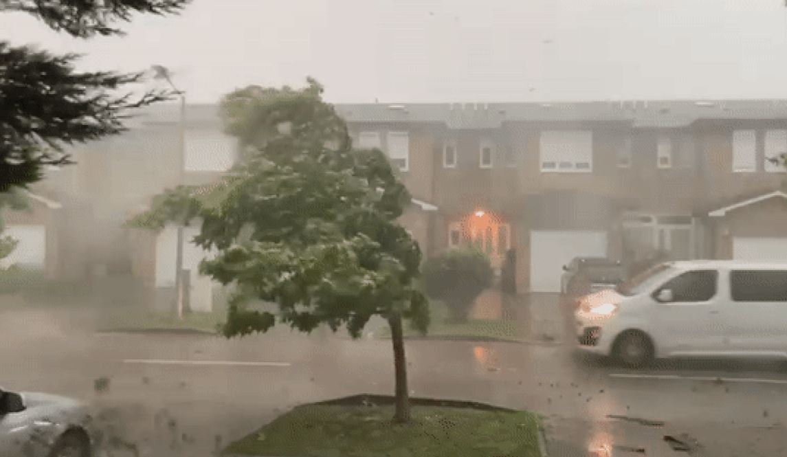 Velika oluja stigla u Hrvatsku: U Zagrebu je skoro mrak, olujni vjetar nosi krovove! Velika oluja stigla u Hrvatsku: U Zagrebu je skoro mrak, olujni vjetar nosi krovove!