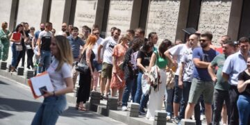 Umorni od “zaštitnika države i naroda”: Red pred Njemačkom ambasadom govori sve! (Video)