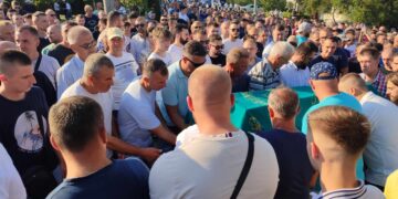 Hiljade ljudi na dženazi brutalno ubijenoj Nizami Hećimović u Gradačcu