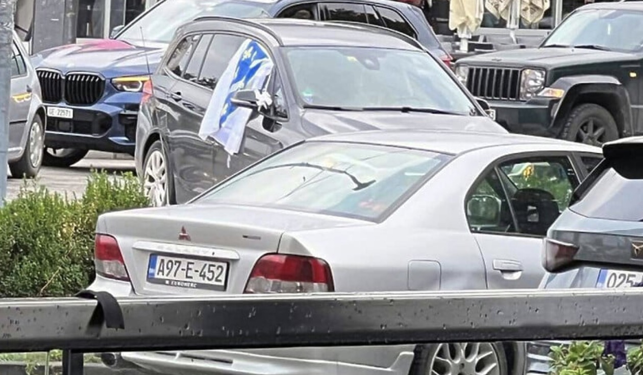 Policijska Uprava Doboja kaznila muškarca zbog istaknute zastave Republike Bosne i Hercegovine na automobilu Policijska Uprava Doboja kaznila muškarca zbog istaknute zastave Republike Bosne i Hercegovine na automobilu