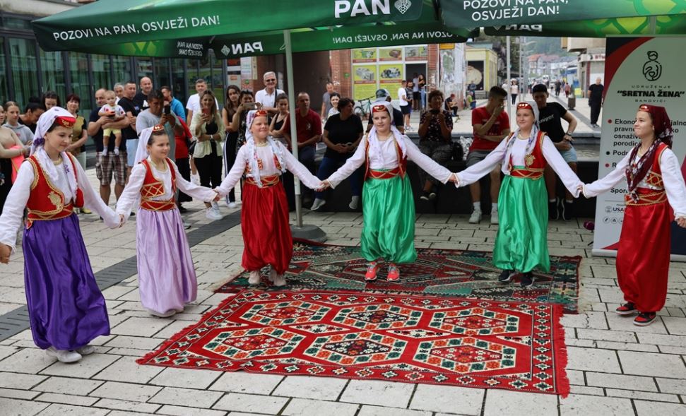 Udruženje žena „Sretna žena“ Banovići organizovalo „Dan palačinki i sajam domaćih proizvoda“ Udruženje žena „Sretna žena“ Banovići organizovalo „Dan palačinki i sajam domaćih proizvoda“