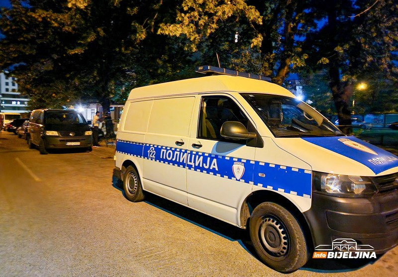 Detalji napada u Bijeljini: Izbo ženu, ormarima blokirao vrata i onda skočio sa prozora Detalji napada u Bijeljini: Izbo ženu, ormarima blokirao vrata i onda skočio sa prozora
