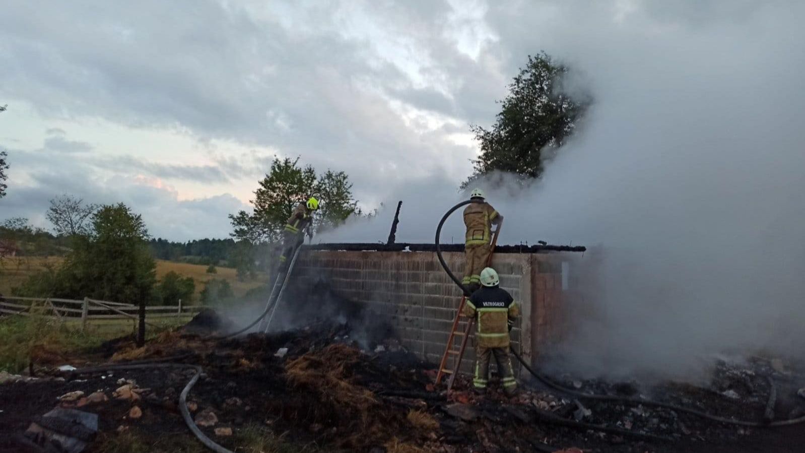 Nakon narodnog veselja, nimalo veseo događaj. Požar u Čevljanovićima – Udar groma zapalio štalu, stradalo 25 grla stoke