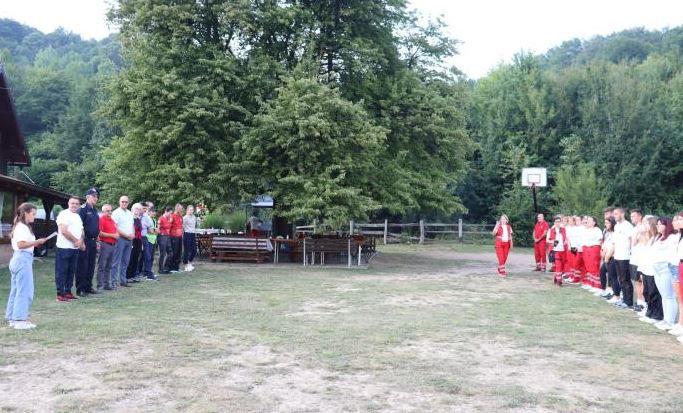 Crveni križ Grada Tuzle i ove godine organizovao Ljetnu školu u prirodi Crveni križ Grada Tuzle i ove godine organizovao Ljetnu školu u prirodi