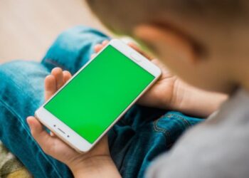 Osnovna škola u Vitezu zabranila učenicima i osoblju unošenje mobitela