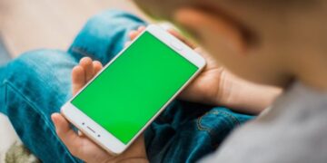 Osnovna škola u Vitezu zabranila učenicima i osoblju unošenje mobitela