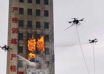 Pogledajte video kako u Kini dronovima gase požar na višekatnicama