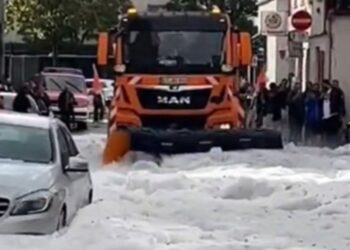 Nevjerovatni snimci nevremena u Njemačkoj: Led morali uklanjati grtalicama