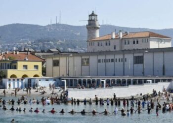 Podrška muslimankama: Pedesetak građana Trsta u burkinijima se okupali na gradskoj plaži