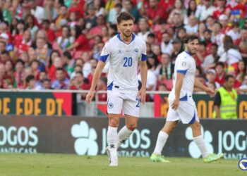 Stevanović povrijeđen, Menalo zamjena