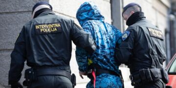Muškarac prijavljen zbog nasilja u porodici. Prijetio policajcu, policija ga upucala