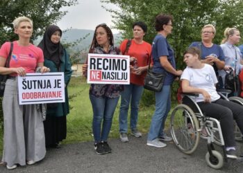 Protestno okupljanje ispred zavoda Pazarić: Traži se ostavka rukovodstva i zaštita osobe koja je snimila nasilje