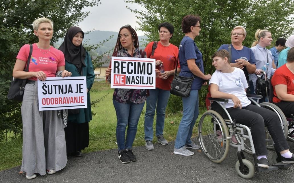 Protestno okupljanje ispred zavoda Pazarić: Traži se ostavka rukovodstva i zaštita osobe koja je snimila nasilje