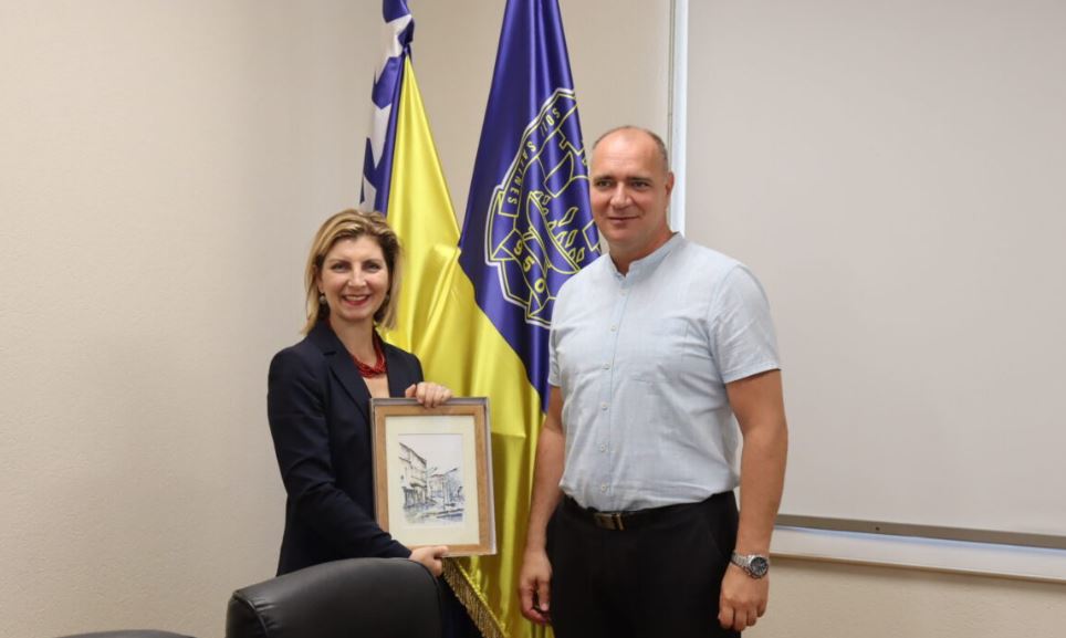 Gradonačelnik Tuzle razgovarao s predstavnicima IOM-a o migracijama i saradnji Gradonačelnik Tuzle razgovarao s predstavnicima IOM-a o migracijama i saradnji