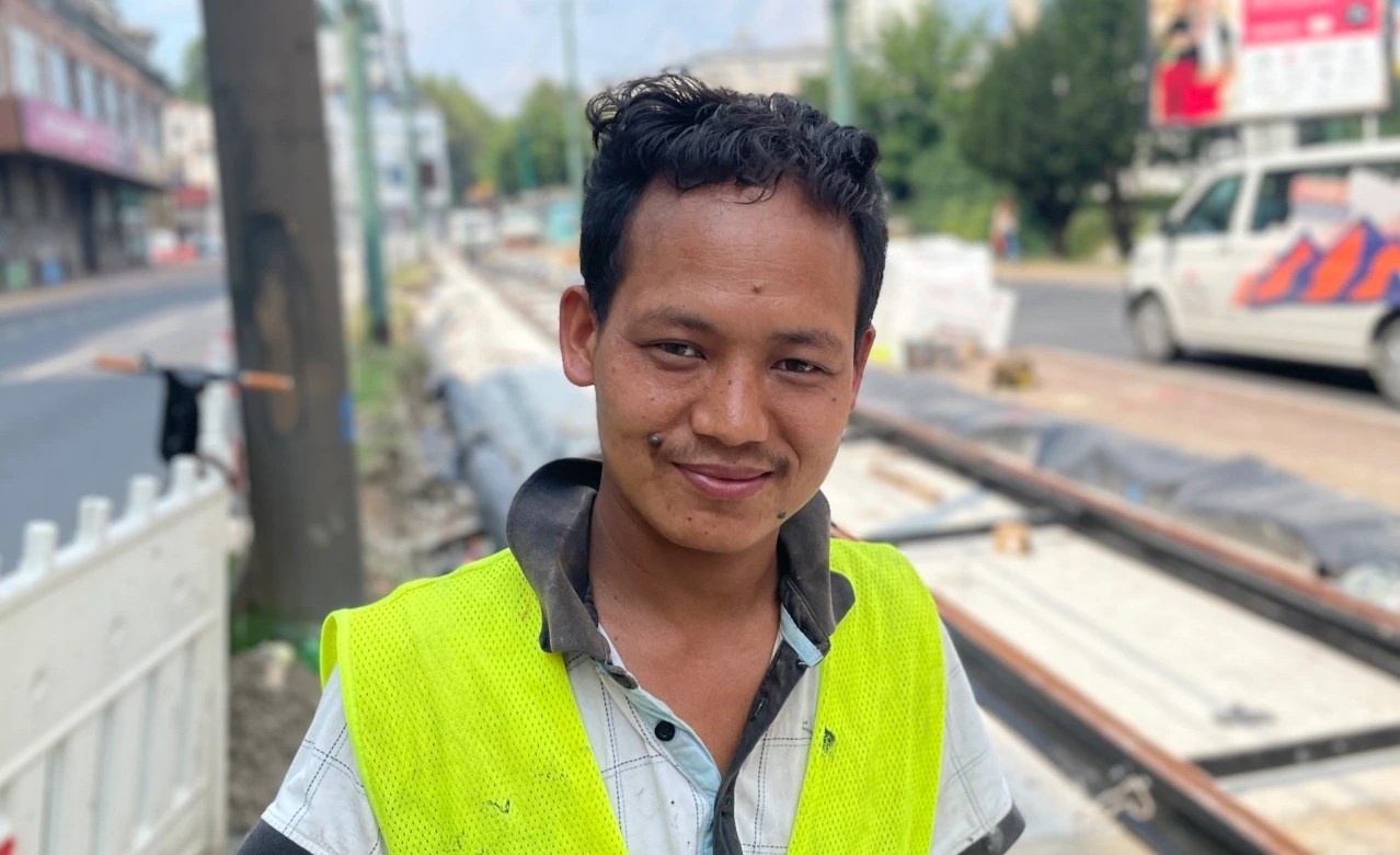 Ashok Tamang sa Himalaja došao je u BiH da bude građevinski radnik za platu od 1800 KM. Ashok Tamang sa Himalaja došao je u BiH da bude građevinski radnik za platu od 1800 KM.